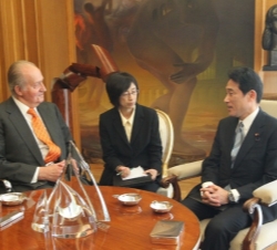 Su Majestad el Rey en el transcurso de la audiencia que mantuvo con el ministro de Asuntos Exteriores de Japón, Fumio Kishida